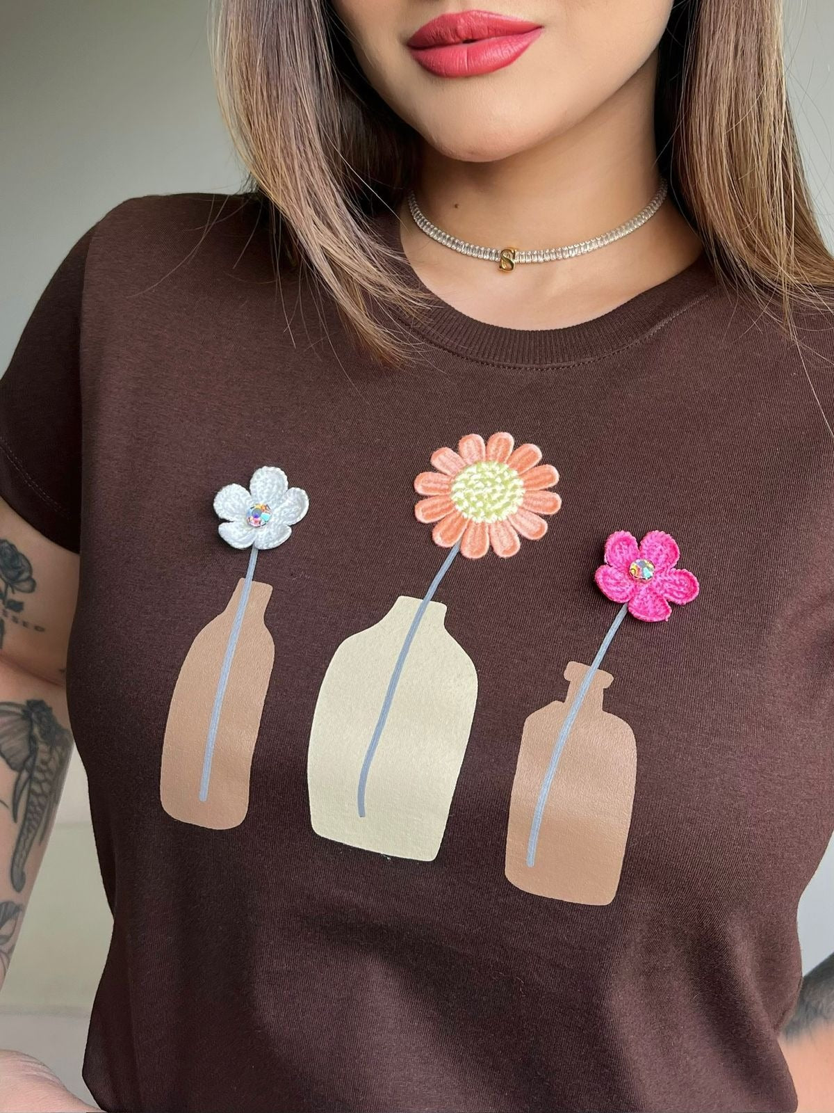T-SHIRT VASOS DE FLORES C/APLICAÇÃO - MARROM EXPRESSO