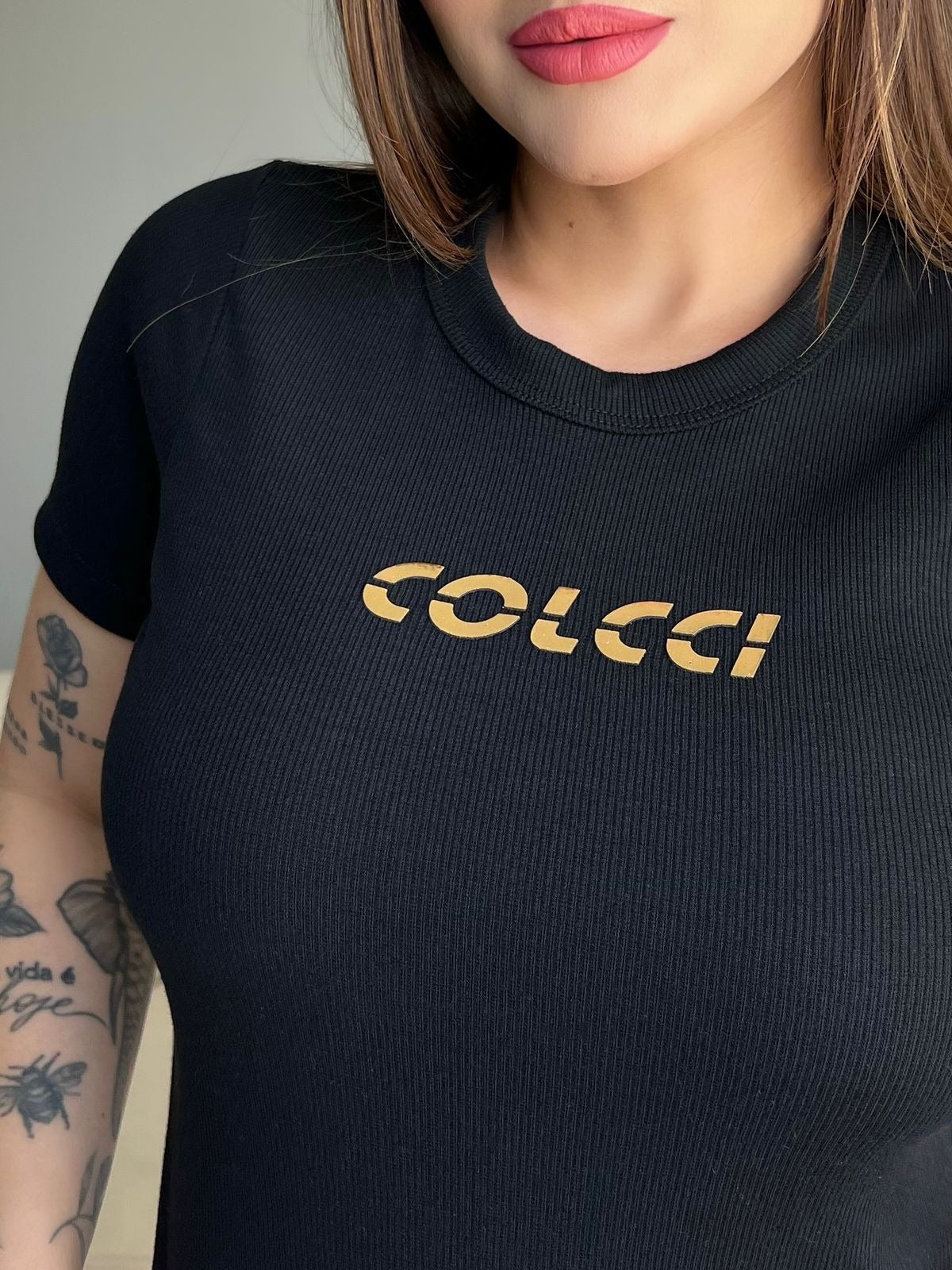 T-SHIRT CANELADA COLCCI COM FOIL DOURADO - PRETO