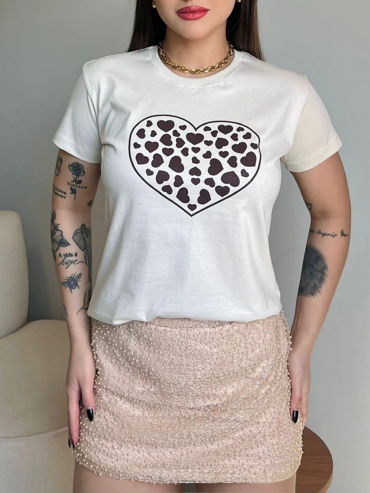T-SHIRT MINI CORAÇÕES - BEGE NATURAL