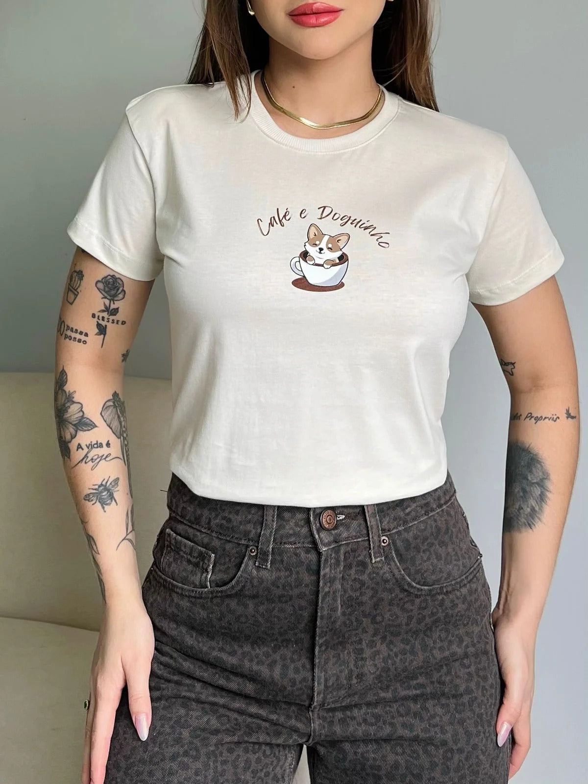 T-SHIRT CAFÉ E DOGUINHO - BEGE NATURAL