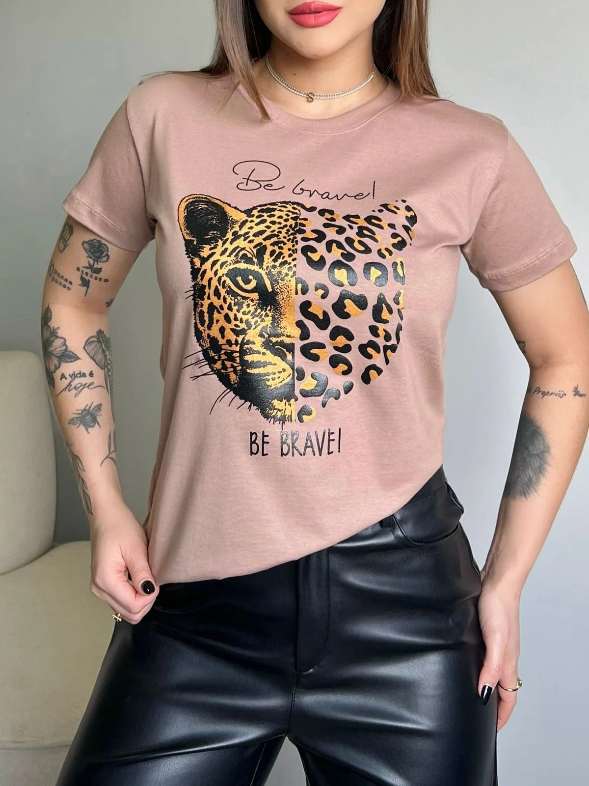 T-SHIRT ONÇA BE BRAVE - MOCACCINO