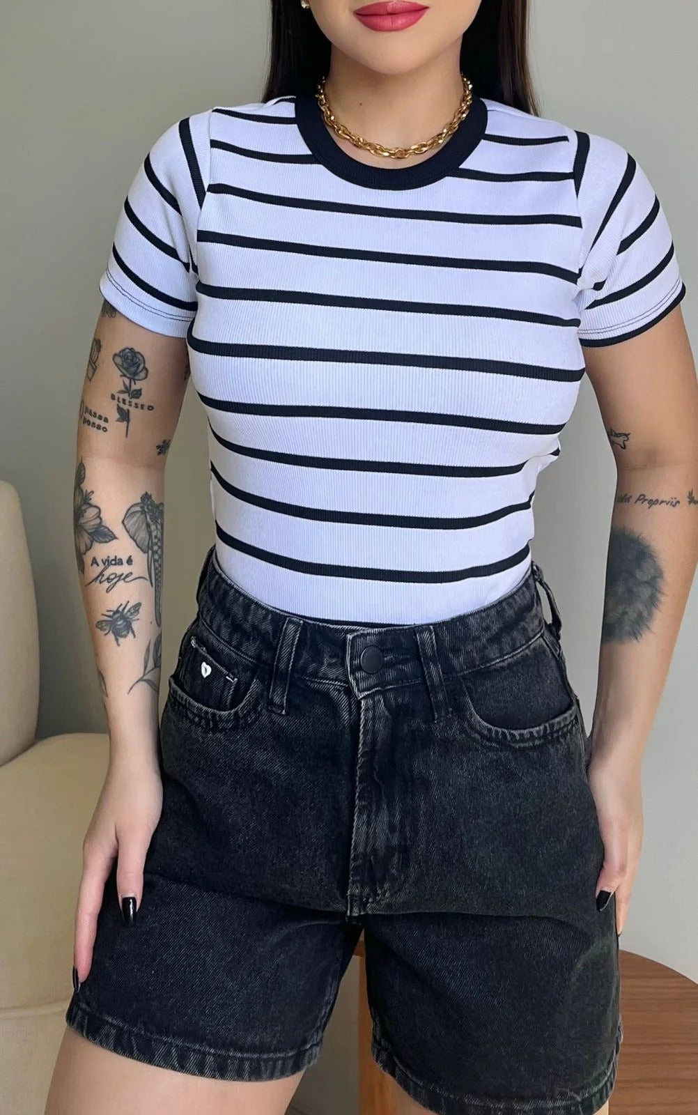 T-SHIRT CANELADA LISTRADA - PRETO E BRANCO