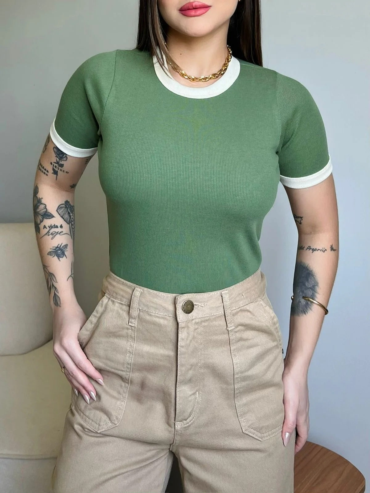 T-SHIRT CANELADA BICOLOR - FOLHA SECA