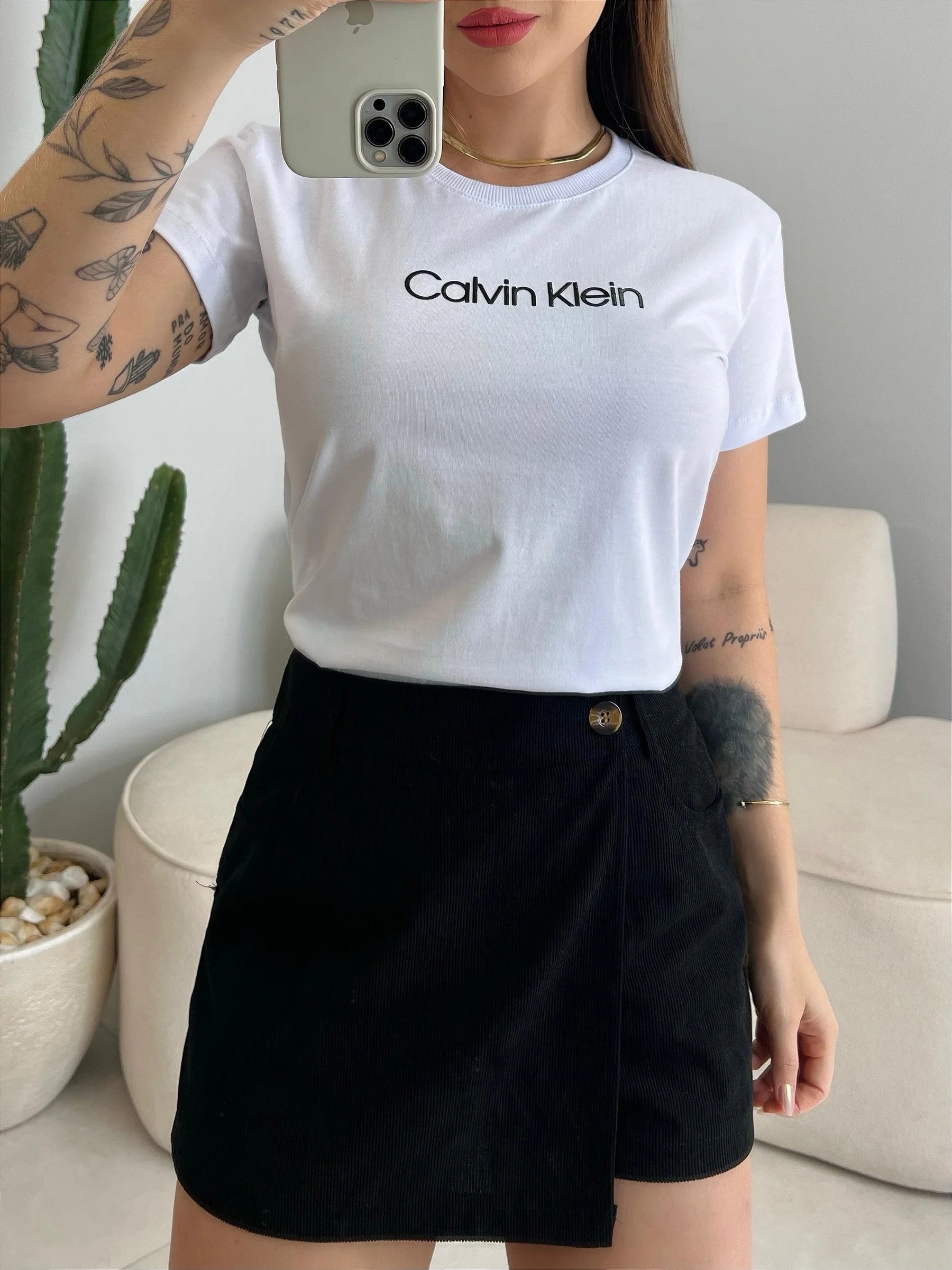 T-SHIRT CALVIN KLEIN ALTO RELEVO - BRANCO