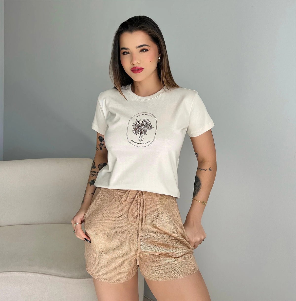 T-SHIRT FLORES MINIMALISTAS - BEGE NATURAL