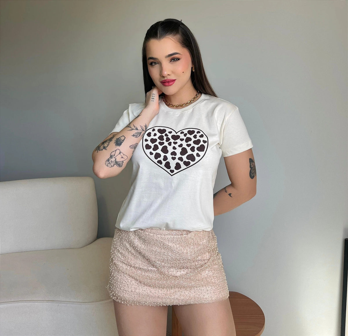 T-SHIRT MINI CORAÇÕES - BEGE NATURAL