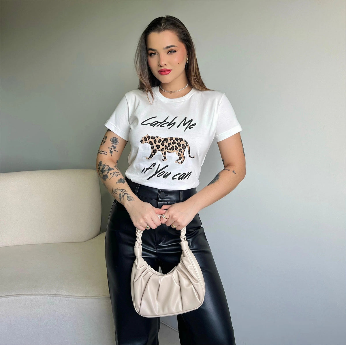 T-SHIRT CATCH ME C/APLICAÇÃO - OFF WHITE