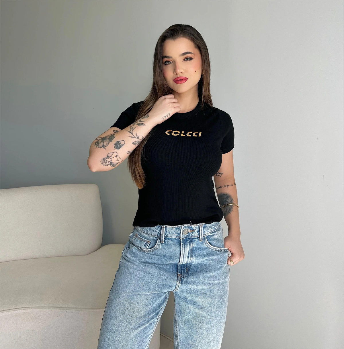 T-SHIRT CANELADA COLCCI COM FOIL DOURADO - PRETO
