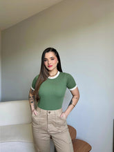 T-SHIRT CANELADA BICOLOR - FOLHA SECA