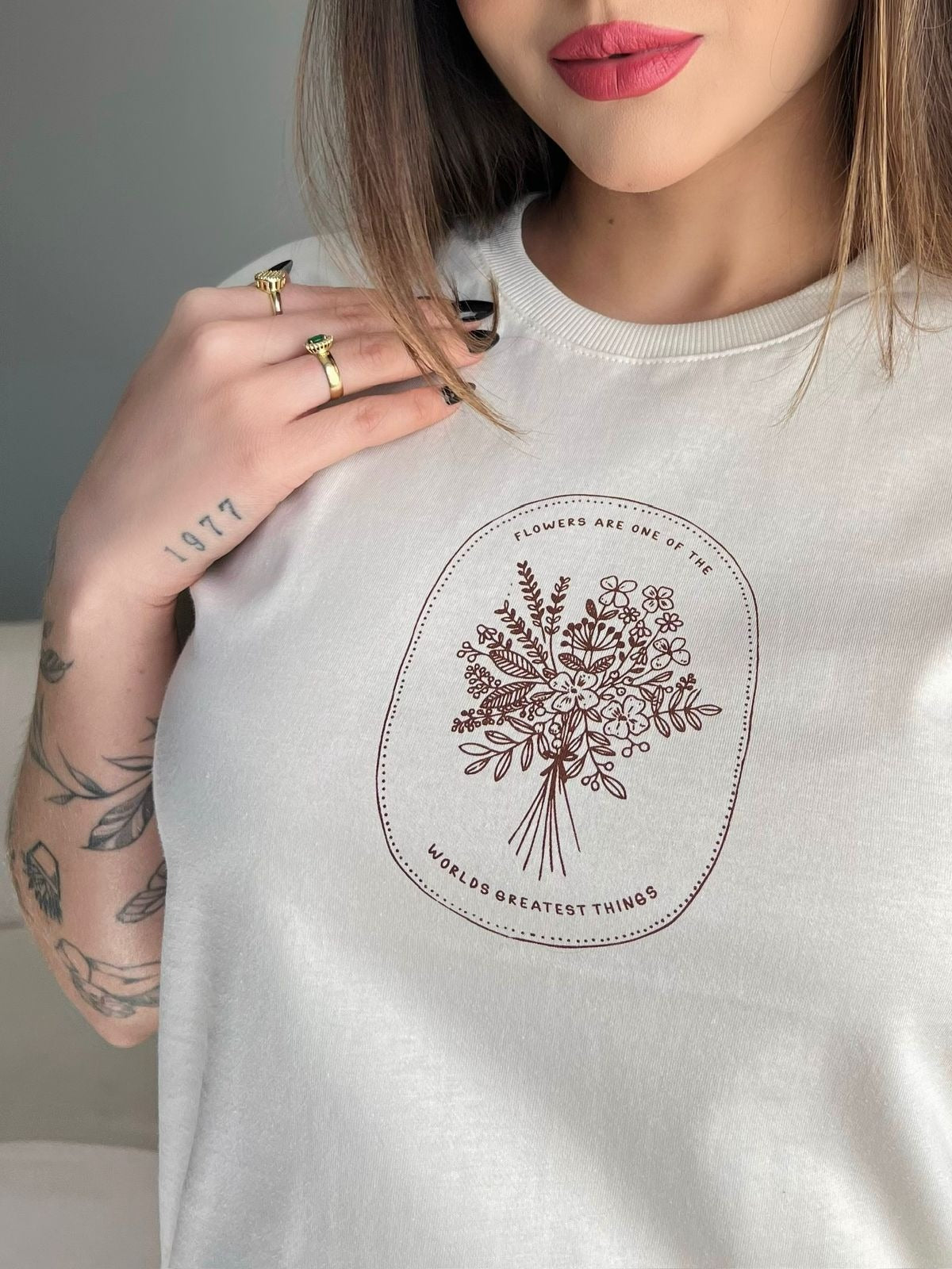 T-SHIRT FLORES MINIMALISTAS - BEGE NATURAL
