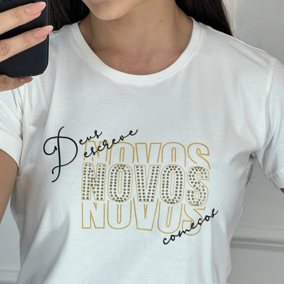 T-SHIRT DEUS ESCREVE NOVOS COMEÇOS C/STRASS - OFF WHITE