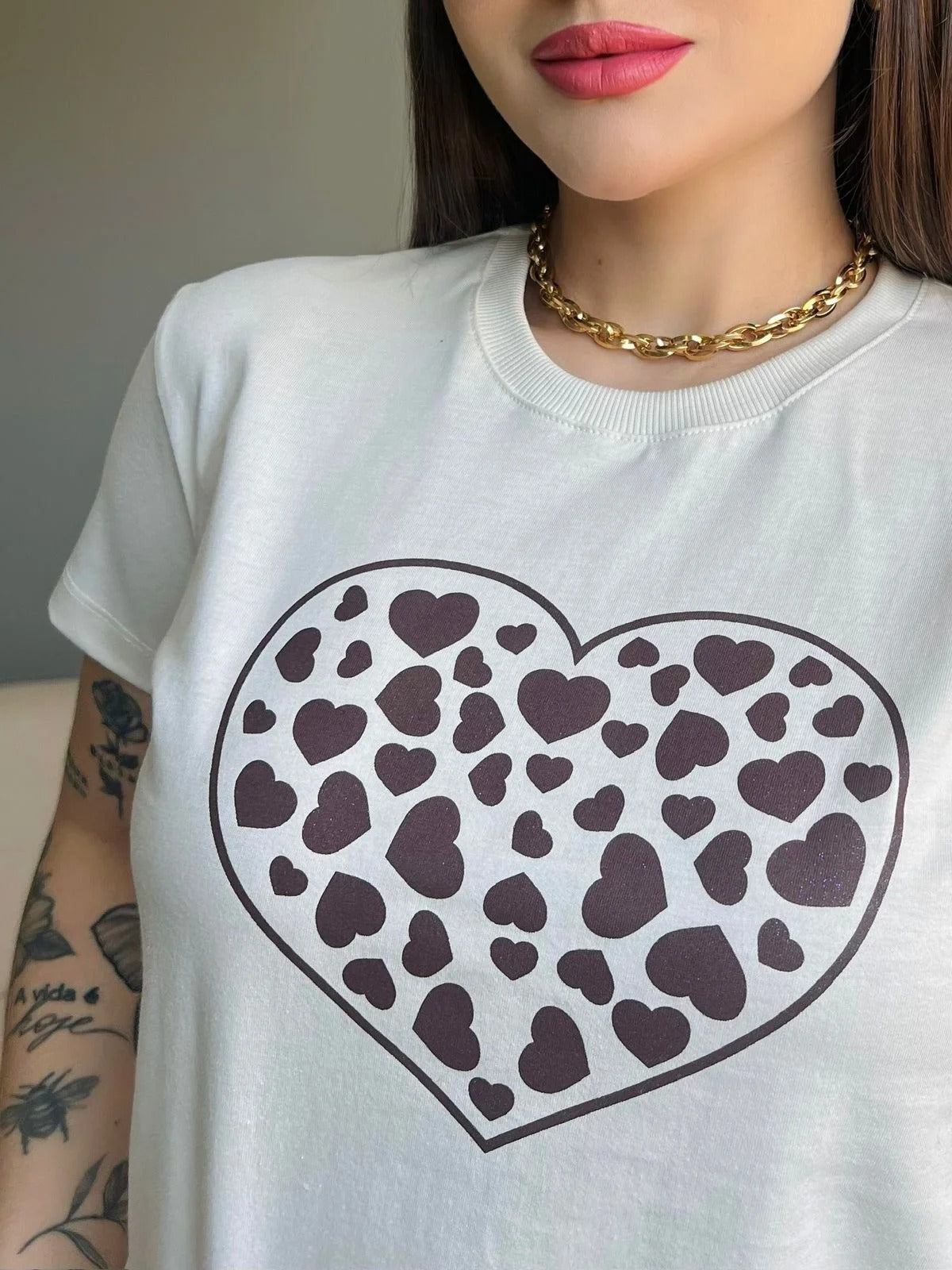 T-SHIRT MINI CORAÇÕES - BEGE NATURAL