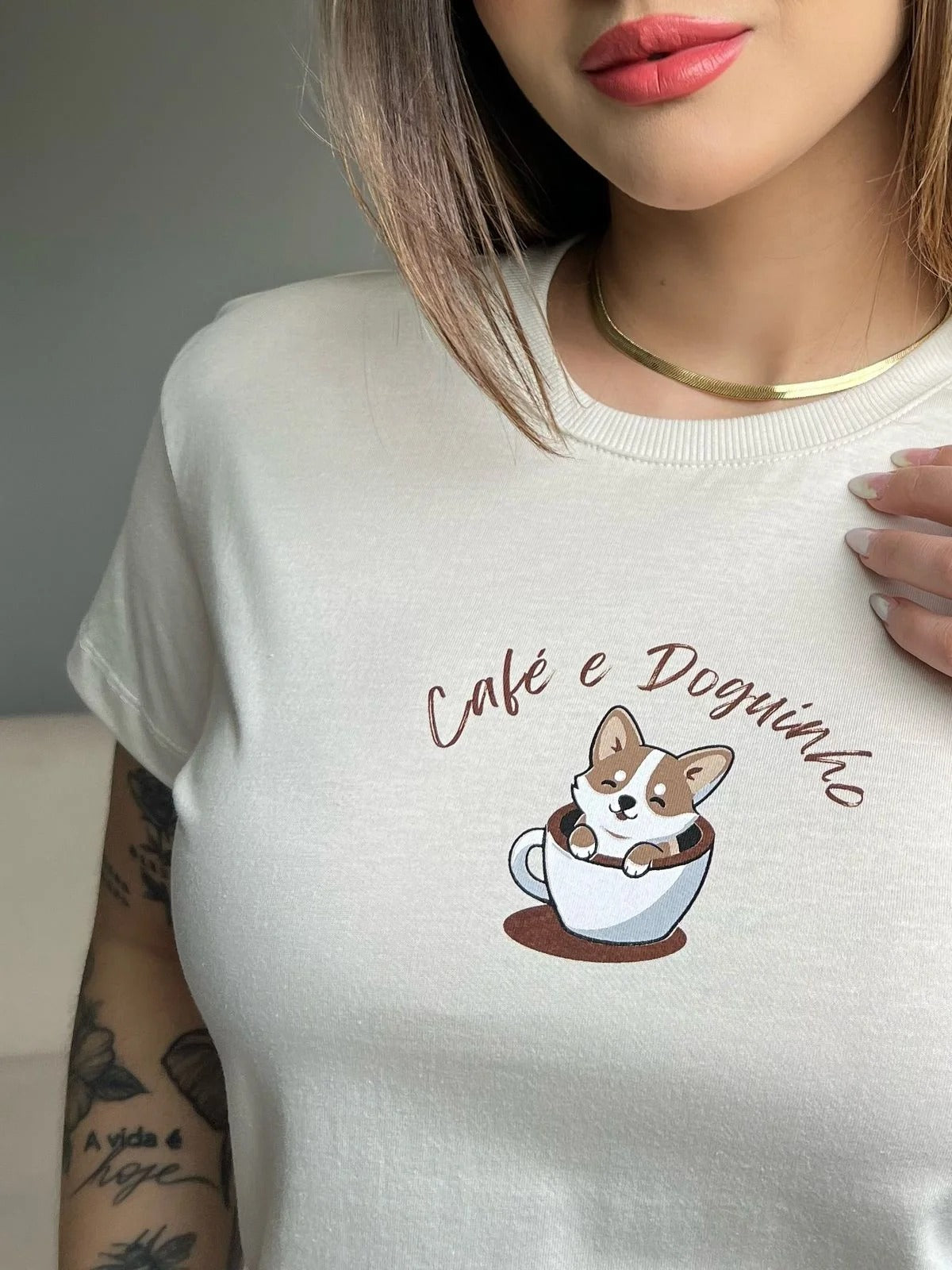 T-SHIRT CAFÉ E DOGUINHO - BEGE NATURAL