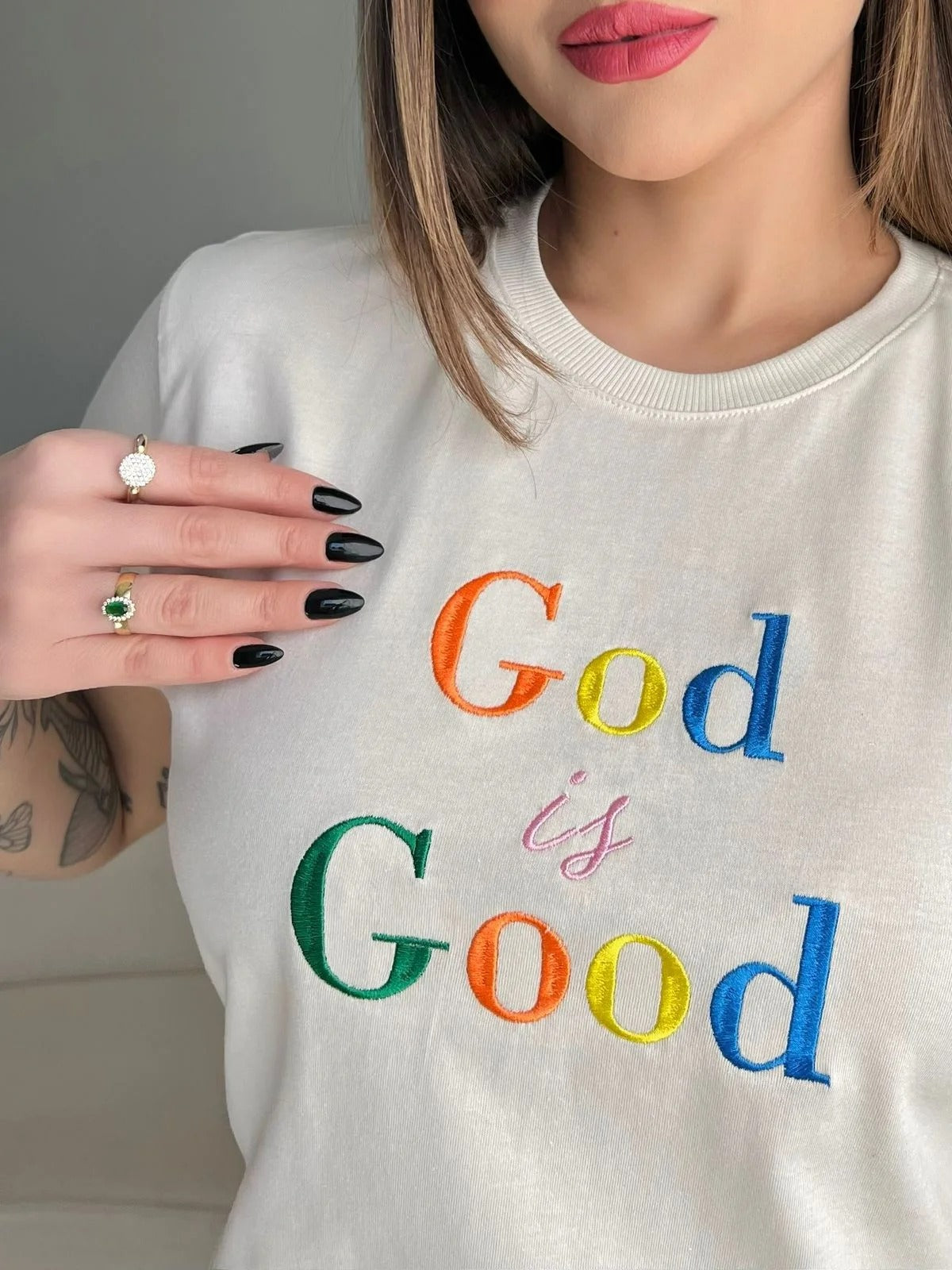 T-SHIRT GOD IS GOOD (BORDADA) - BEGE NATURAL