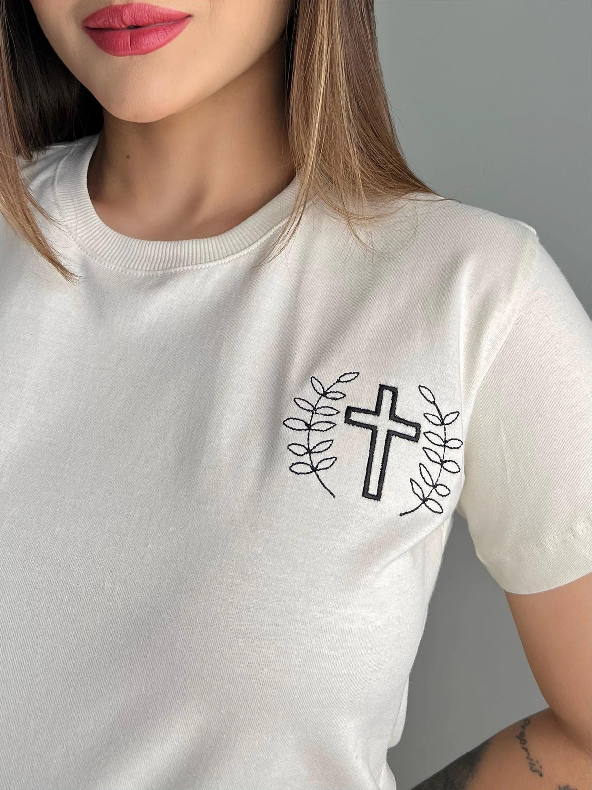 T-SHIRT CRUZ (BORDADA) - BEGE NATURAL