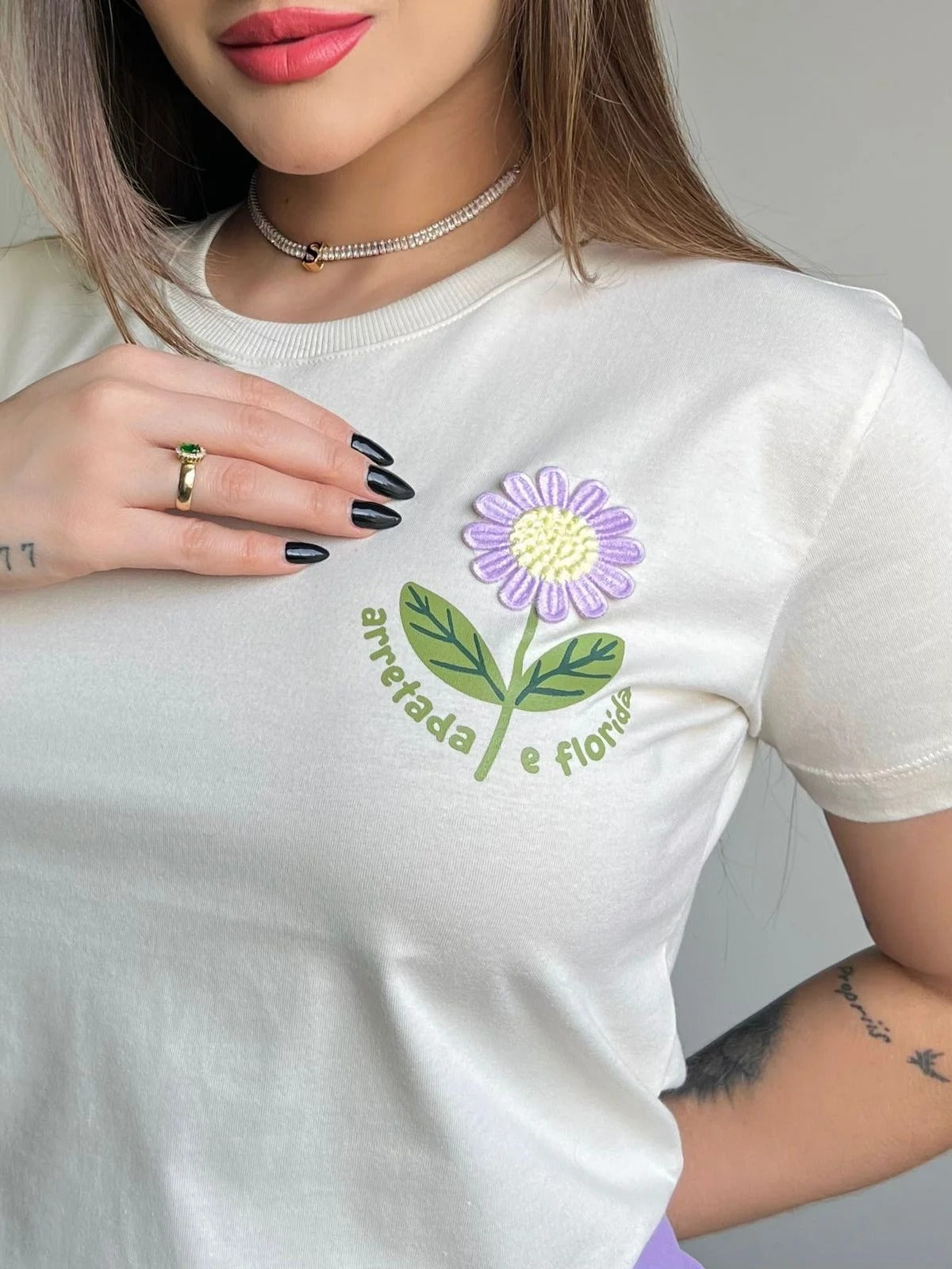 T-SHIRT ARRETADA E FLORIDA C/APLICAÇÃO - BEGE NATURAL