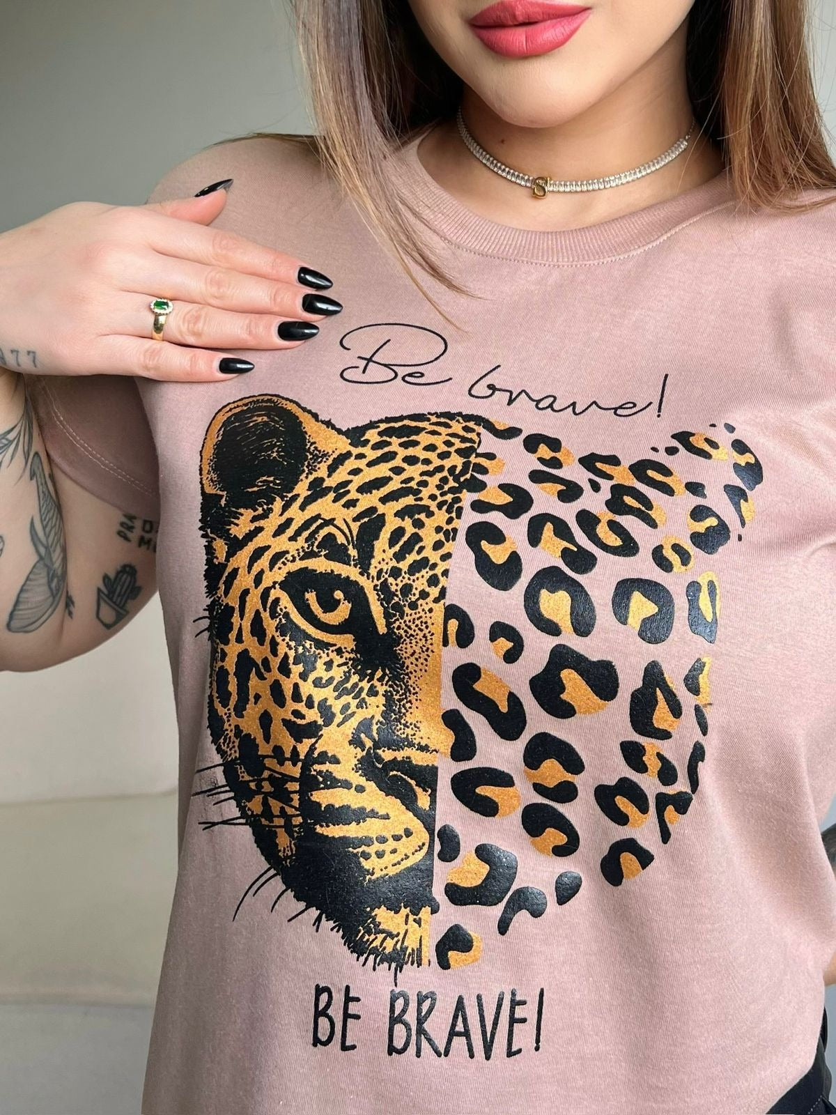 T-SHIRT ONÇA BE BRAVE - MOCACCINO