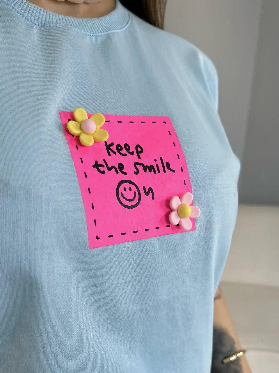T-SHIRT KEEP THE SMILE ON C/APLICAÇÃO - ALGODÃO DOCE