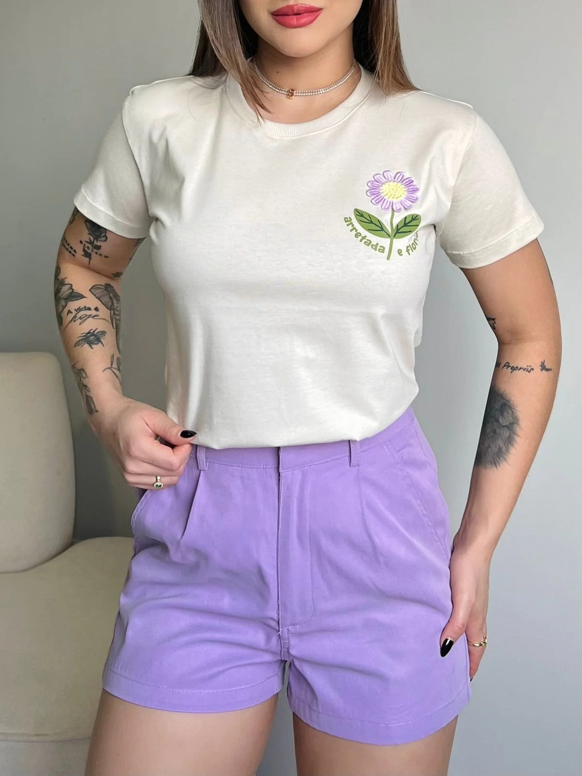 T-SHIRT ARRETADA E FLORIDA C/APLICAÇÃO - BEGE NATURAL