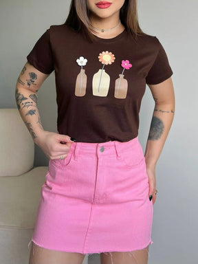 T-SHIRT VASOS DE FLORES C/APLICAÇÃO - MARROM EXPRESSO
