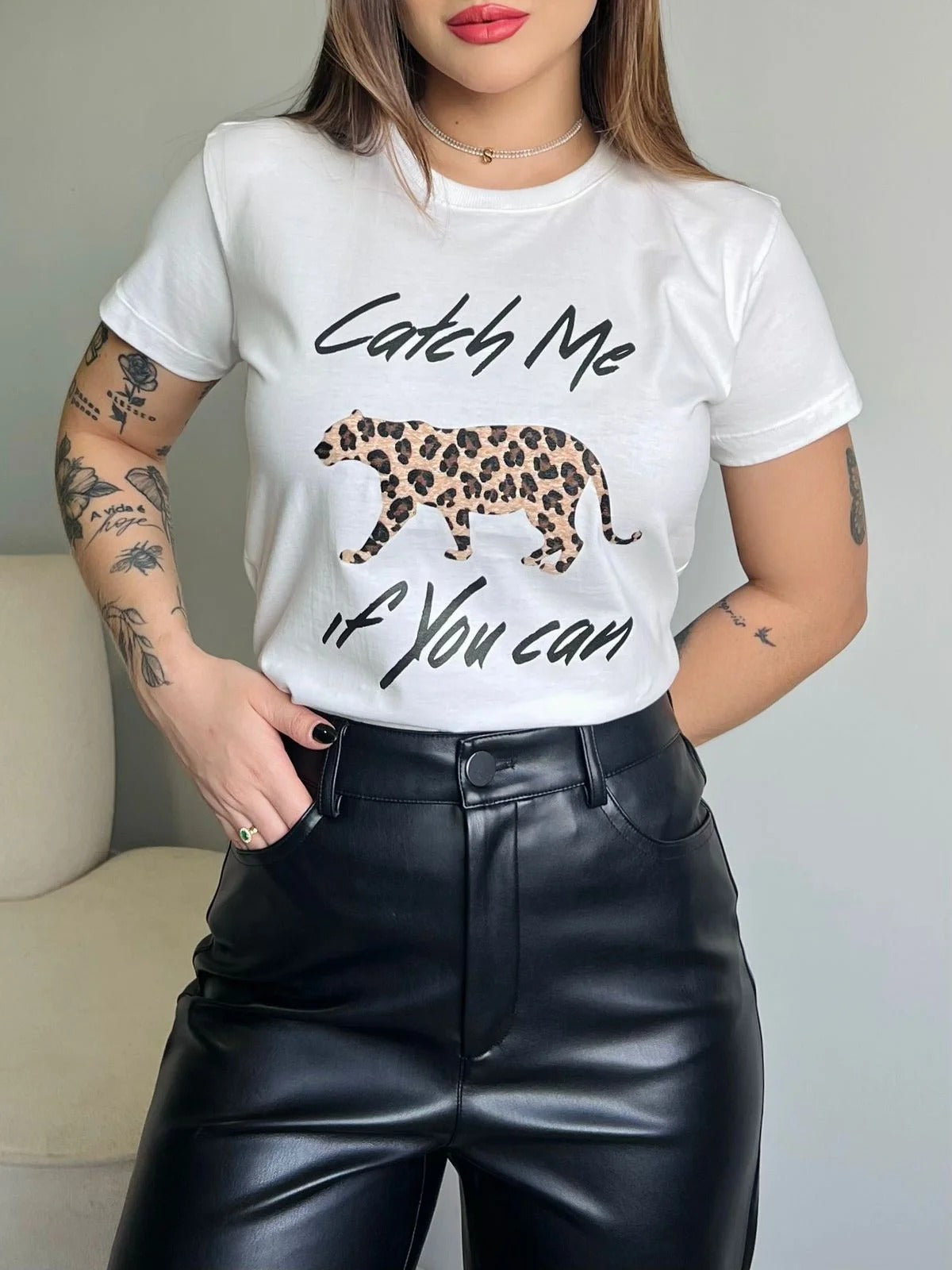 T-SHIRT CATCH ME C/APLICAÇÃO - OFF WHITE
