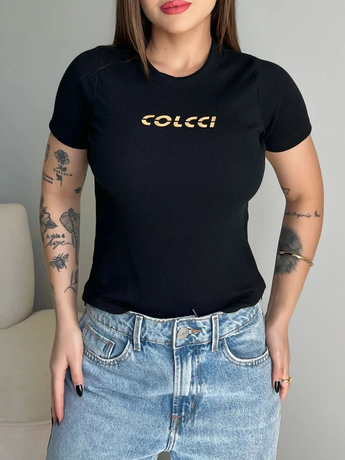 T-SHIRT CANELADA COLCCI COM FOIL DOURADO - PRETO