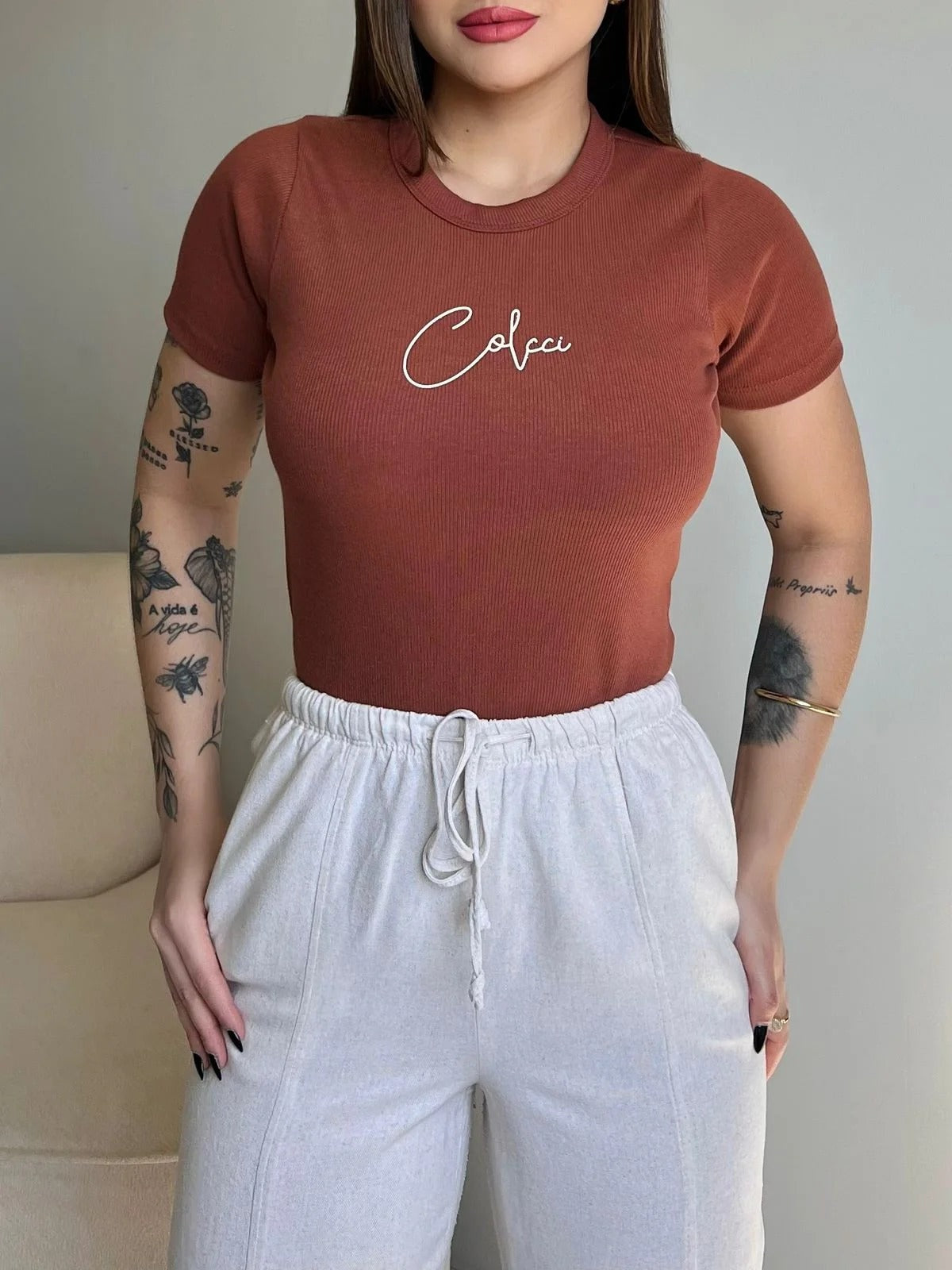 T-SHIRT CANELADA COLCCI RELEVO - MARROM