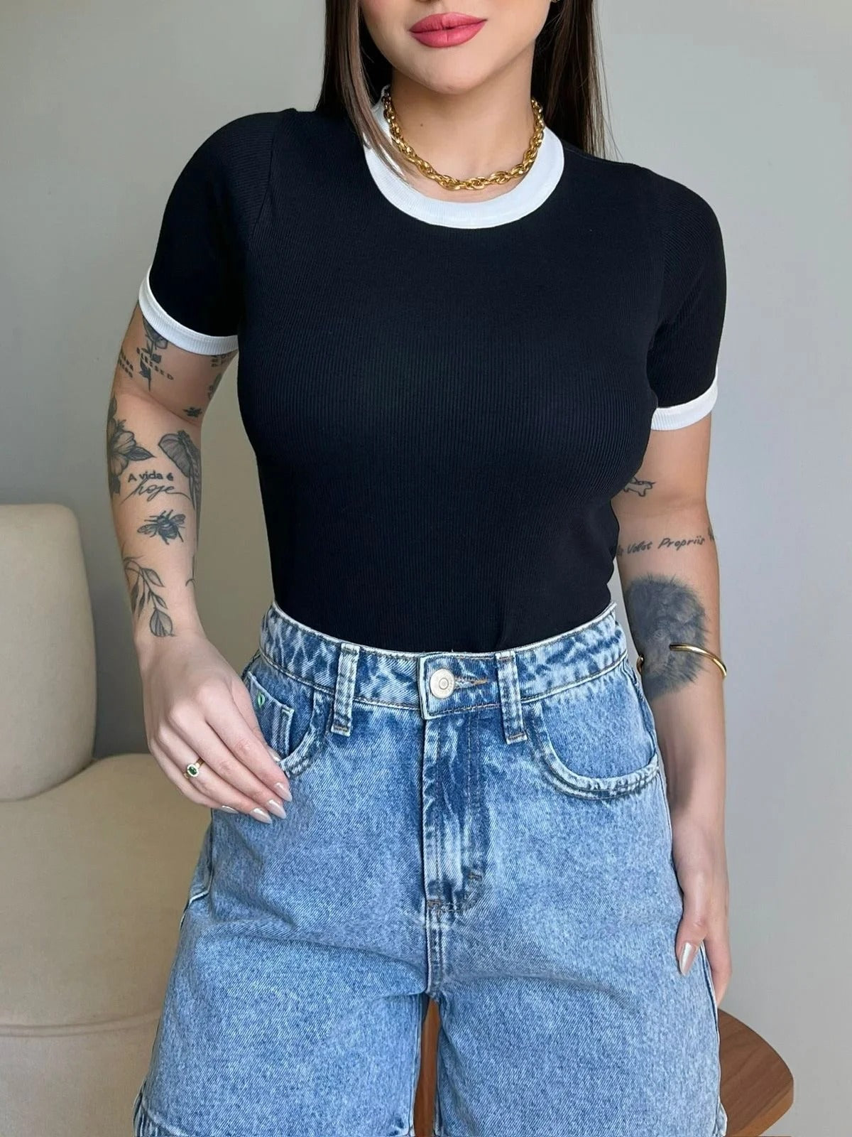 T-SHIRT CANELADA BICOLOR - PRETO